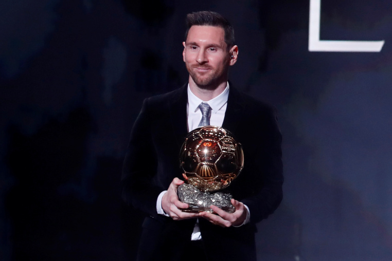 FC Barcelona's star Leo Messi, with his 6th Ballon d'Or on December 2, 2019 (by Christian Hartmann/Reuters)